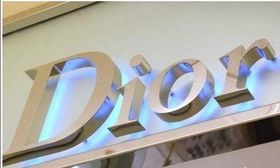 标牌设计 从功能导向到艺术表达的视觉语言